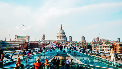 Londres,-Inglaterra,-Circa:-Timelapse-Gente-Caminando-Sobre-El-Puente-Del-Milenio-Con-El-Fondo-De-La-Catedral-De-San-Pablo