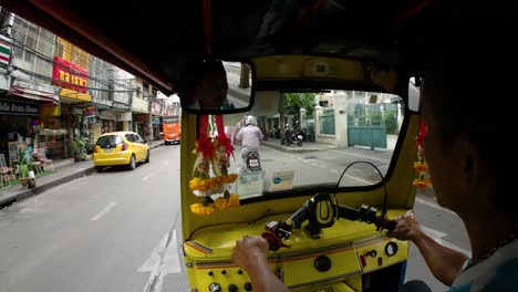 Das-Tuk-Tuk-Ist-Ein-Berühmtes-Fahrzeug-Zum-Pendeln-Und-Touren-Durch-Bangkok-Und-Wird-Hauptsächlich-In-Touristischen-Gebieten-Und-In-Der-Provinz-Gesehen