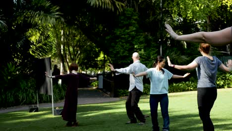 Menschen-Trainieren-Im-Park-Mit-Mönch