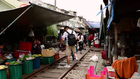 Eine-Aufregende-Zugfahrt-Zum-Mae-Klong-Eisenbahnmarkt