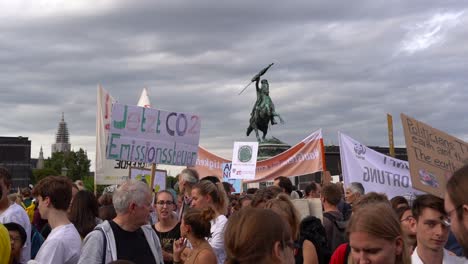 Carteles-Que-Se-Sostienen-En-La-Plaza-Del-Héroe-Durante-Los-Viernes-Para-Futuras-Protestas-Contra-El-Cambio-Climático