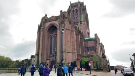 Neigungsaufnahme-Der-Kathedrale-Von-Liverpool-Mit-Menschen,-Die-Zur-Kirche-Gehen