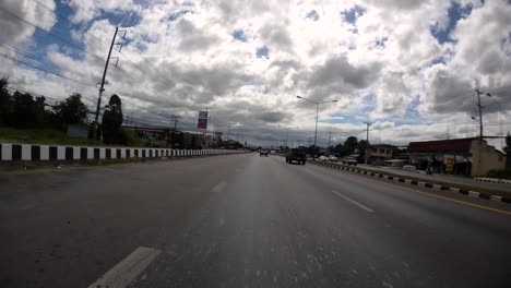 Este-Es-Un-Lapso-De-Tiempo-Con-Una-Cámara-De-Acción-Montada-Frente-Al-Camión,-Conduciendo-De-Pranburi-A-Hua-Hin-Y-De-Hua-Hin-A-Bangkok-En-Phet-Kasem-Road