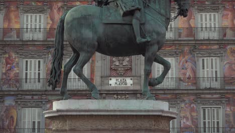 Zoomen-Sie-Heran,-Um-Am-Plaza-Mayor-In-Madrid,-Spanien,-Zwischen-Den-Beinen-Der-Statue-Von-König-Philipp-III