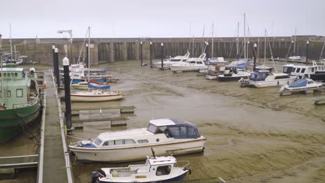 Watchet,-Somerset,-Vereinigtes-Königreich,-Einige-Boote-In-Einem-Trockendock-In-Watchet-Village