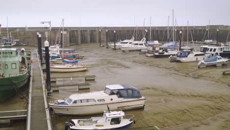 Watchet,-Somerset,-Reino-Unido,-Algunos-Barcos-En-Un-Dique-Seco-En-El-Pueblo-De-Watchet