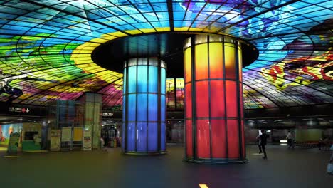 La-Cúpula-De-La-Luz-En-La-Estación-Mrt-De-Formosa-Boulevard-En-Kaohsiung,-Taiwán