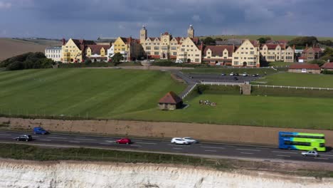 Amplia-Vista-De-Perfil-Aéreo-De-La-Escuela-Roedean,-Situada-En-Los-Acantilados-De-Tiza-Cerca-De-Brighton,-Reino-Unido