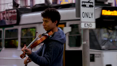 Músico-Callejero,-Joven-Violinista-Masculino-Tocando-Instrumentos-Musicales-En-La-Calle,-Tocando-El-Violín-En-Melbourne-Cbd-Street-Art