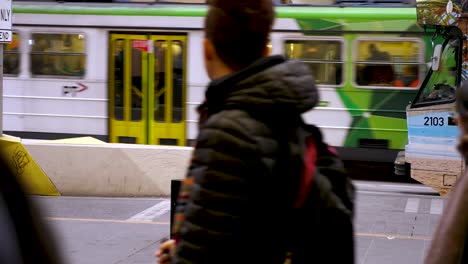 Músico-Callejero,-Joven-Violinista-Masculino-Tocando-Instrumentos-Musicales-En-La-Calle,-Tocando-El-Violín-En-Melbourne-Cbd-Street-Art