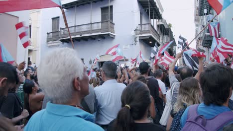 Demonstranten-Feiern-Den-Rücktritt-Von-Ricky-Rosello-In-Der-Fortaleza-Straße-Im-Alten-San-Juan