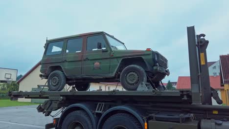 Recuperación-De-Jeep-Militar-Por-Avería-Y-Camión-De-Reparación