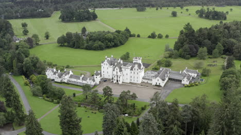 Eine-Luftaufnahme-Von-Blair-Castle-In-Der-Nähe-Von-Blair-Atholl-In-Perthshire,-Schottland