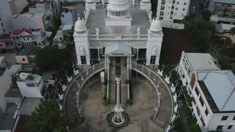 Toma-Aérea-De-Un-Gran-Edificio-De-Iglesia-Neoclásico-Blanco-Con-Entrada-Circular,-Una-Cúpula-Central-Y-Cuatro-Cúpulas-Pequeñas