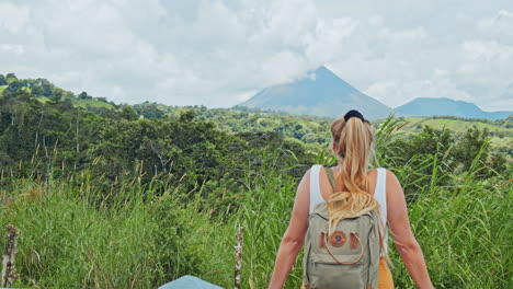 Aufnahme-Eines-Blonden-Mädchens,-Das-Den-Vulkan-Arenal-In-Costa-Rica-Beobachtet