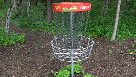 Discgolfkorb-Im-Wald