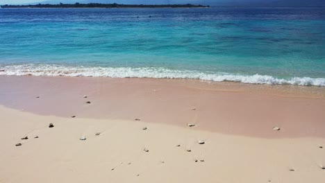 Friedliche-Seelandschaft-Mit-Ruhigem,-Klarem-Wasser-Aus-Blauem-Türkisfarbenem-Meer,-Das-Weißen-Sand-Des-Exotischen-Strandes-In-Bali-Wäscht