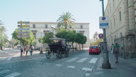 Pferdekutschenfahrt-Fährt-Durch-Die-Straßen-Von-Jerez,-Spanien,-Zeitlupe