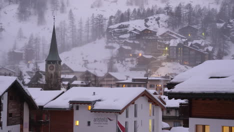 Iglesia-Cubierta-De-Nieve,-Hoteles-Y-Casas-En-Zermatt,-Suiza