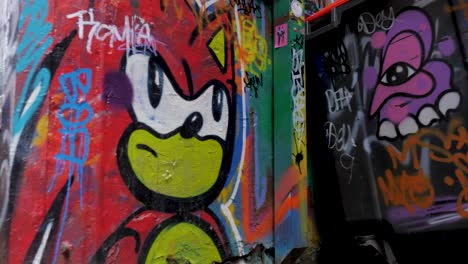 Tourists-visiting-graffiti-artwork-in-Hosier-Lane-Melbourne-CBD