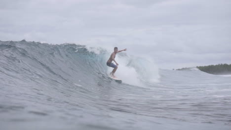 Surfistas-Filipinos-Asiáticos-Disfrutando-De-Pequeñas-Olas-En-Un-Clima-Sombrío