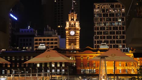 Flinders-Street-Estación-De-Tren-Noche,-Julio,-2019-Melbourne-Estación-De-Tren,-Flinder-Street-Estación-Melbourne-Lanmark-2019