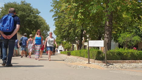 Tourists-walk-to-Alcazaba,-Alhambra,-Granada