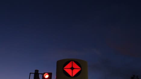 Arco-Tankstelle-Benzinpreis-Zeichen-Abenddämmerung-Schwenk-Vom-Himmel-Herab