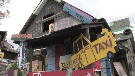 Heidelberg-Projekt-"Taxi-House",-also-known-as-Dotty-Wotty-Art-in-Detroit,-Michigan,-USA