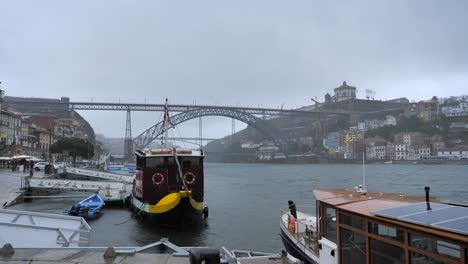 Dom-Luis-bridge-detail-on-cloudy,-rainy-day