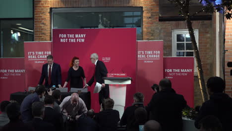 Reino-Unido-Diciembre-De-2019:-Los-Fotógrafos-Toman-Fotos-Mientras-El-Líder-Del-Partido-Laborista-Jeremy-Corbyn-Y-Sir-Keir-Starmer-Ingresan-A-Una-Conferencia-De-Prensa-Y-Se-Sientan-En-Una-Mesa