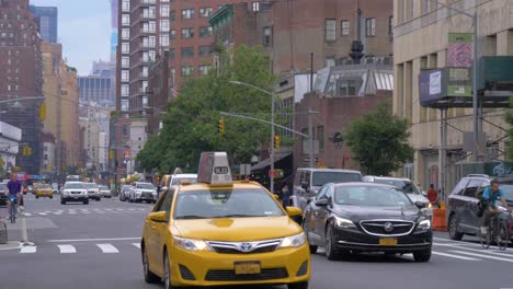 Verkehr-An-Der-Seventh-Avenue-In-Greenwich-Village,-New-York-City---Zeitlupe