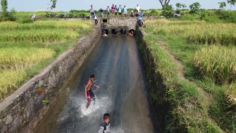 Indonesische-Jugendliche-Beim-Wasserskifahren-In-Seichten-Flüssen