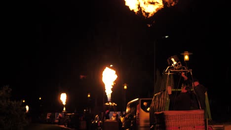 Ballonfeuershow-Nachts-Bei-Regenwetter