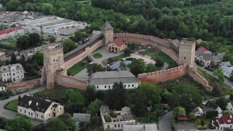 Vista-Aérea-De-La-Fortaleza-Medieval-En-Europa-Del-Este