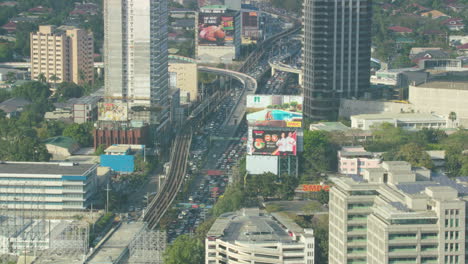 Tiro-De-ángulo-Alto-De-Edificios-Y-Atascos-De-Tráfico-En-Edsa-Ortigas