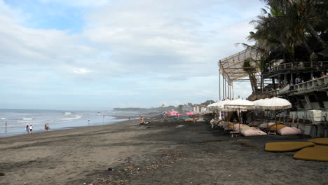 Wellen,-Die-Vor-Einem-Tropischen-Restaurant-Auf-Bali-Auf-Den-Strand-Schlagen