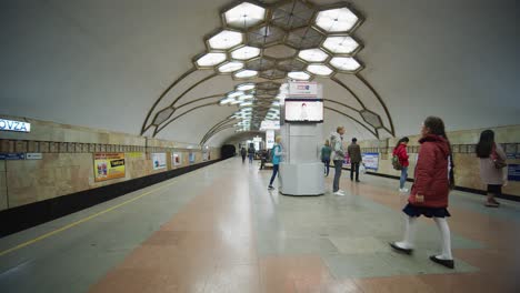 Leute,-Die-An-Der-U-bahnstation-Novza-Auf-Einen-Zug-Warten