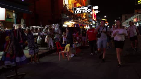 Handheld-szenen-Der-Touristen-Gehen-Nachts-Um-Die-Berühmte-Khao-San-Road,-Die-Jedes-Jahr-Touristen-Aus-Vielen-Ländern-In-Bangkok,-Thailand,-Besuchen