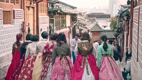 Touristen,-Die-Im-Dorf-Bukchon-Hanoak-In-Seoul-Spazieren-Gehen-Und-Fotos-Machen-Touristen,-Die-In-Einem-Traditionellen-Koreanischen-Dorf-Reisen