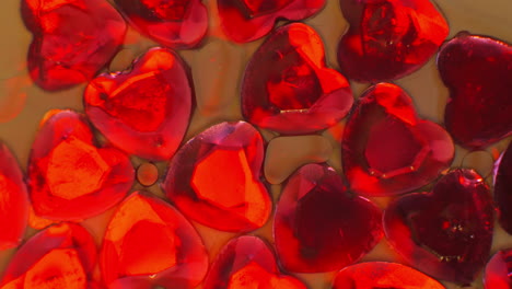 Schöne-Leuchtend-Rote,-Lavafarbene-üppige-Herzfarbene-Edelsteine---Nahaufnahme