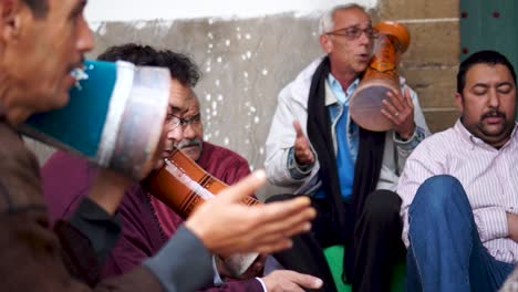 Sammlung-Von-Männern,-Die-Trommeln-Schlagen,-Weil-Sie-Bei-Einem-Sufi-treffen-In-Essaouira,-Marokko,-In-Trance-Geraten-Sind