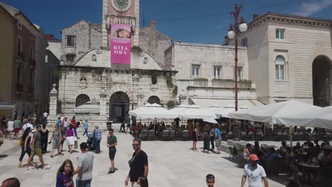 Concurridos-Restaurantes-Y-Tiendas-En-El-Campanario-De-La-Plaza-Del-Pueblo,-Zadar