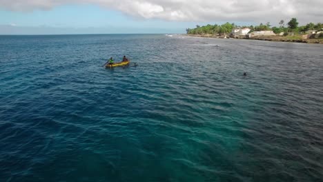 La-Gente-Local-Rema-En-Bote-Cerca-De-La-Isla-De-Vanuatu