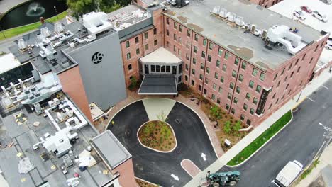 Luftrückzugs-Neigungsaufnahme-Zeigt-Hilton-Hotel-In-Lititz,-Pennsylvania,-Renovierte-Schokoladenfabrik