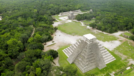 Aerial-perspective-of-the-Chichen-Itza-Pyramid,-court,-observatory,-all-the-buildings-and-jungle-from-above