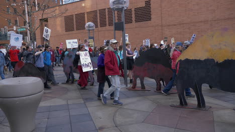 Manifestantes-Contra-La-Guerra,-Con-Carteles-Caseros,-Marchan-Por-El-Centro-De-Denver-Colorado