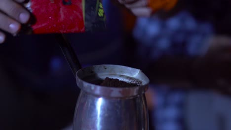 Cerrar-Vierte-Café-En-La-Olla-Y-Luego-Mezclar-El-Café-Con-Una-Cuchara-De-Plástico