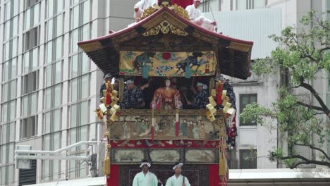 Leute,-Die-Trommeln-Auf-Dem-Riesigen-Hoko-Während-Der-Yamaboko-Junko-prozessionen-Der-Wagenparade-Des-Gion-Matsuri-Festivals-In-Kyoto,-Japan-Spielen