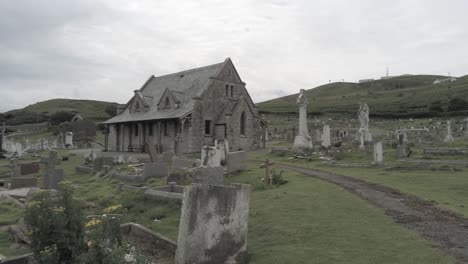 Llandudno-Costero-Tudnos-Iglesia-Montaña-Capilla-Cementerio-Aéreo-ángulo-Bajo-Dolly-Vista-Derecha